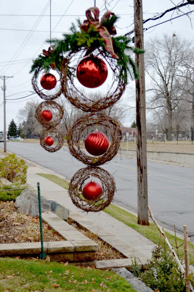 Burlap wreath with decoration balls